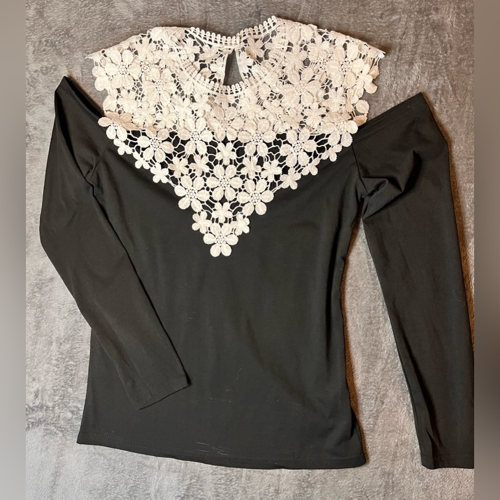 Court De Vague Black Top with Lace Detail Size Medium